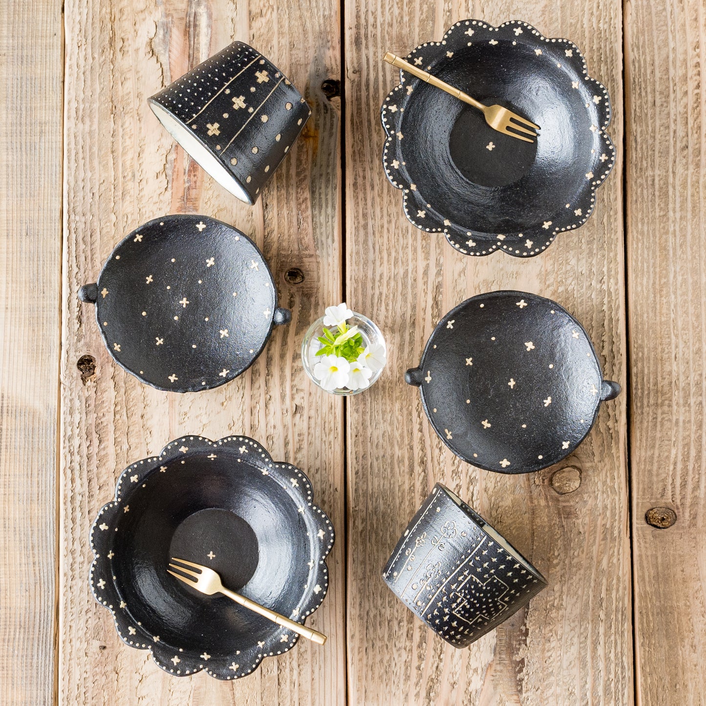 モダンで可愛い食卓にしてくれる高須愛子さんのうつわ