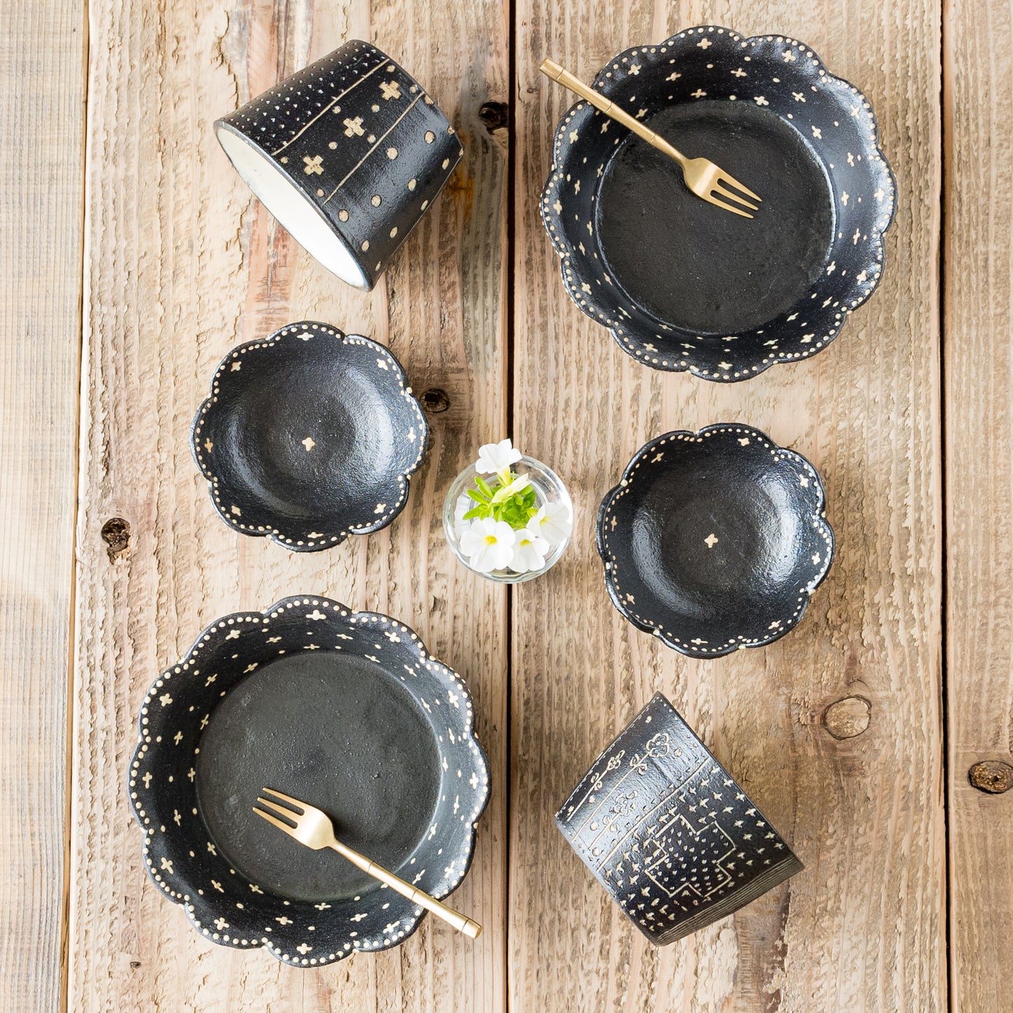 高須愛子さんのモダンなうつわ