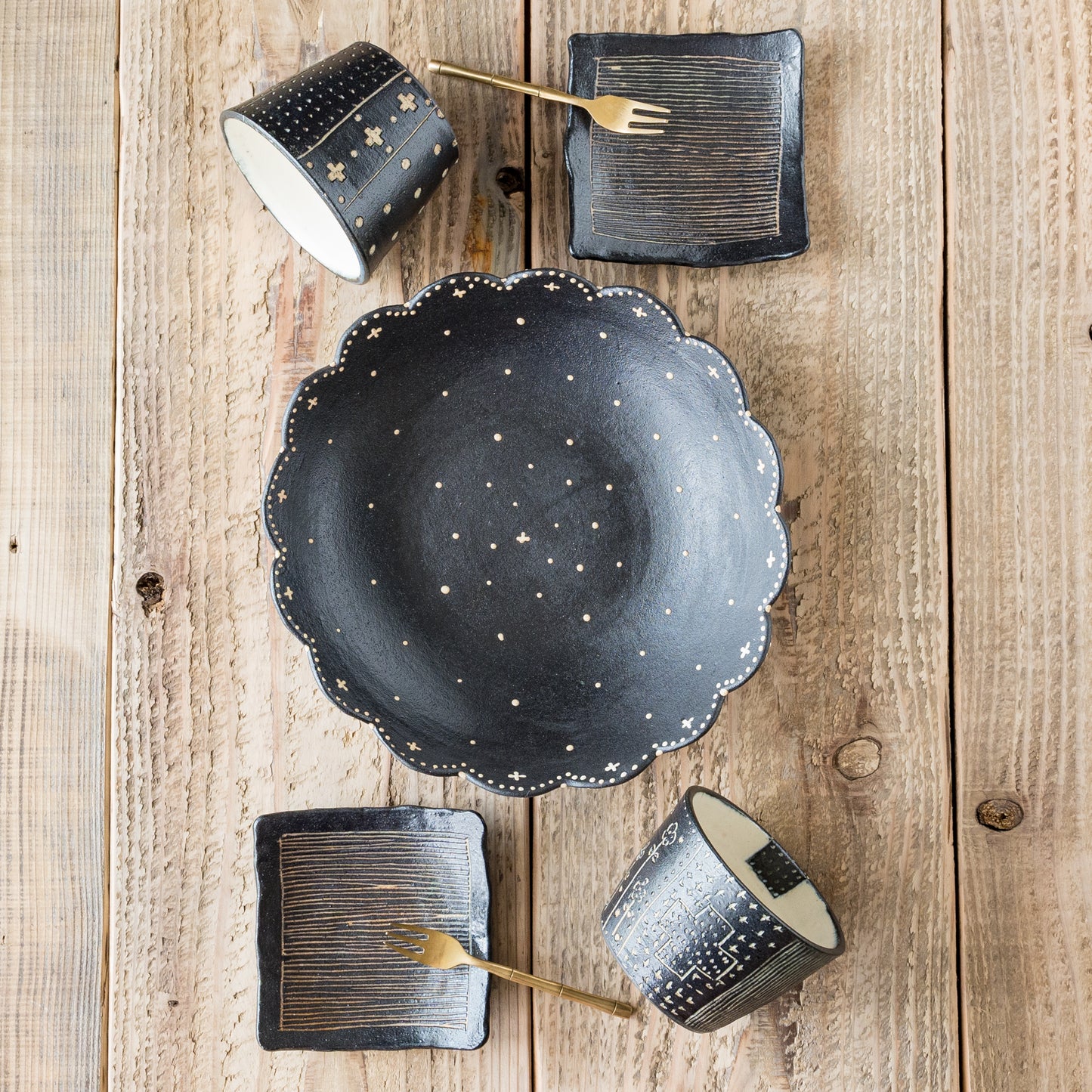 高須愛子さんのモダンなうつわ