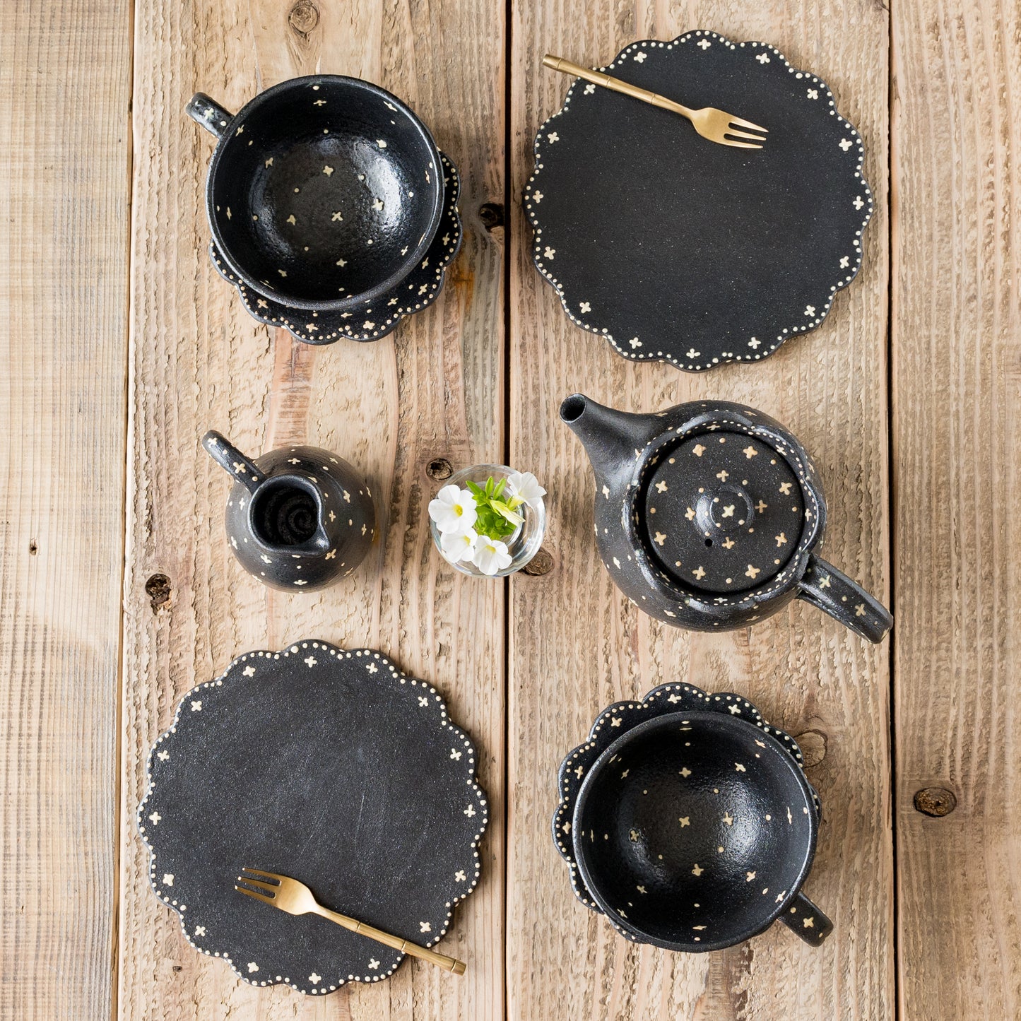 テーブルがシックでおしゃれになる高須愛子さんのうつわ