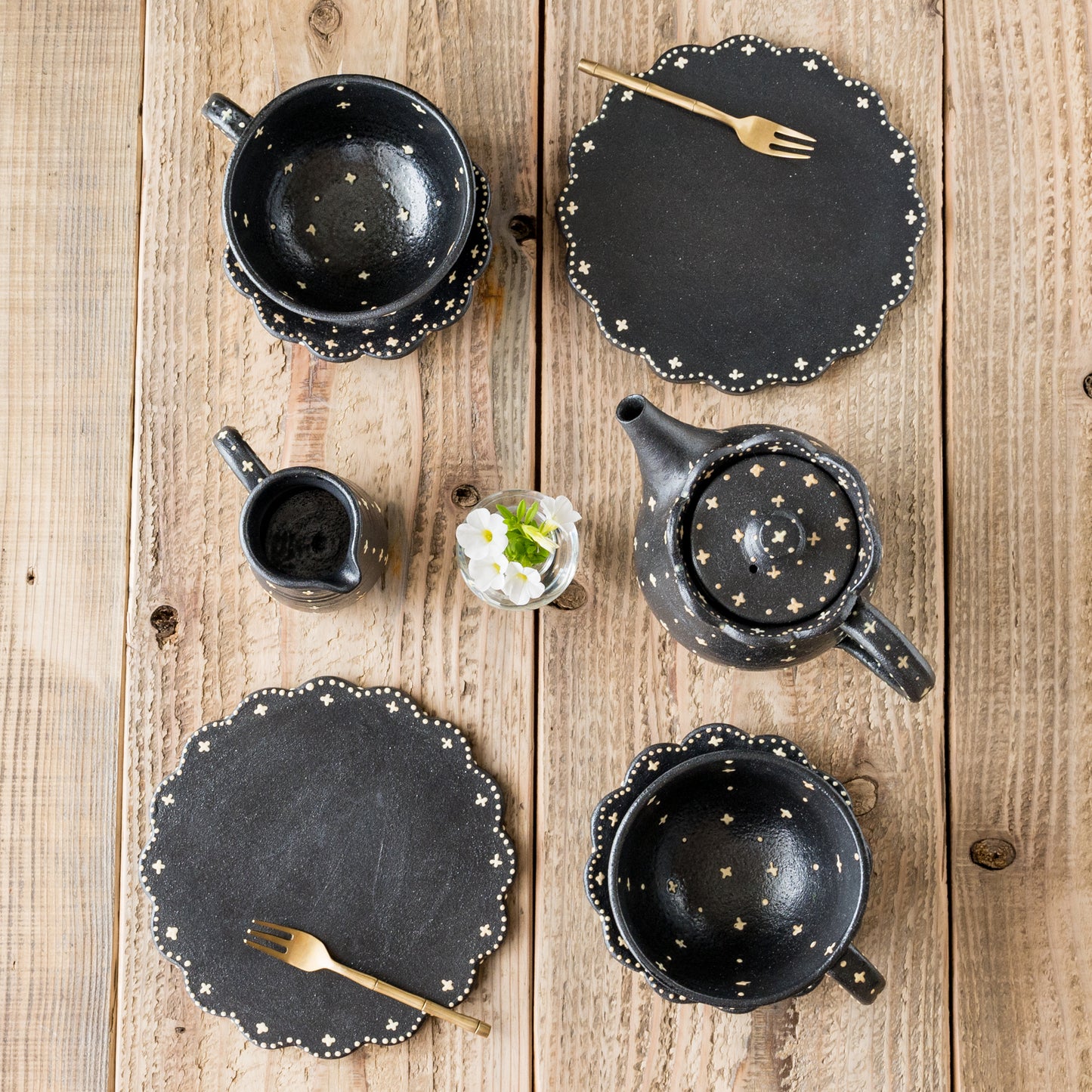 食卓をモダンでおしゃれに演出くしてくれる高須愛子さんのうつわ