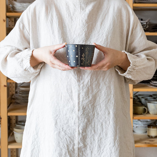 温かみのある黒と可愛い模様にほっこり癒される高須愛子さんの掻き落としカップ