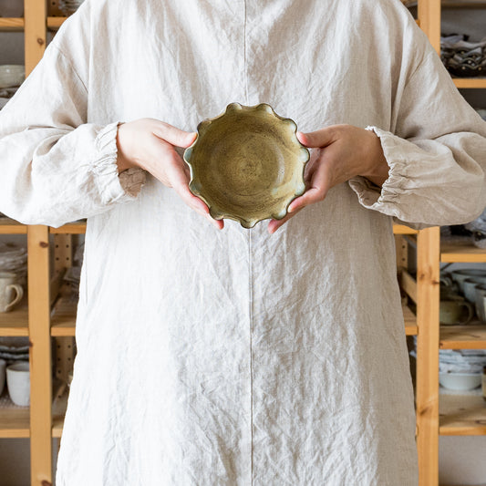 町田裕也さんのモスグリーンのなみなみ小鉢