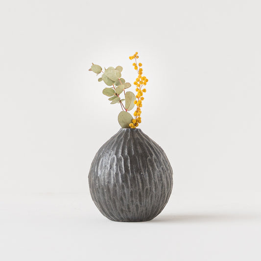 お部屋を素敵に彩ってくれる山本雅則さんのしのぎ模様の一輪挿し