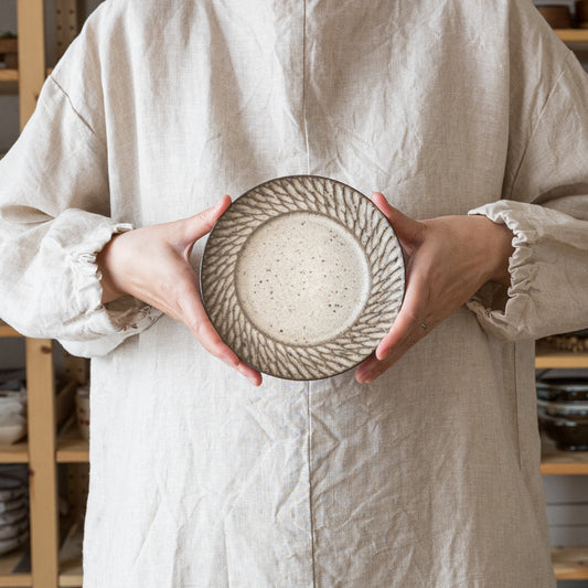 土ものの温もりを感じる山本雅則さんのしのぎのケーキ皿