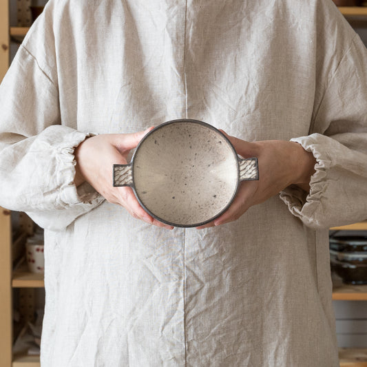 土ものの温もりを感じる山本雅則さんの白いしのぎ模様の耳付スープボウル