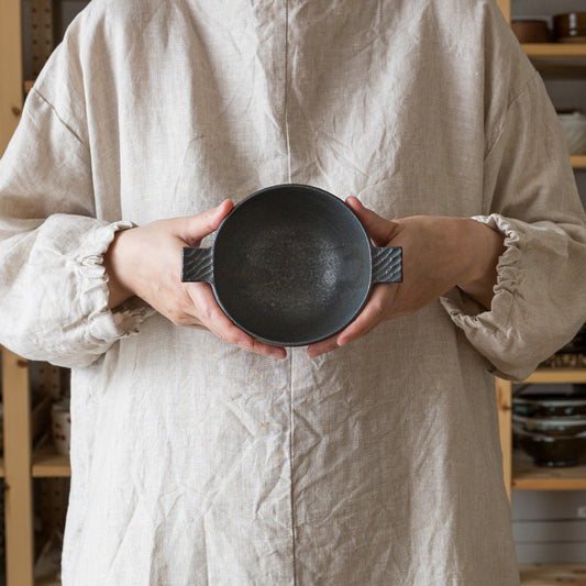 スタイリッシュな黒が素敵な山本雅則さんのしのぎ耳付スープボウル