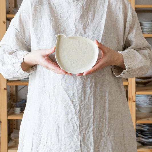 ぽてっとしたフォルムが愛らしい庄司千晶さんのとりのお皿