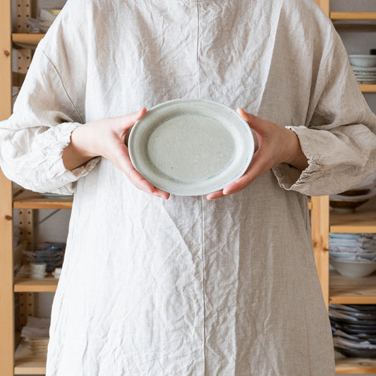 優しい風合いにほっこり癒される庄司千晶さんのマカロンのオーバルプレート