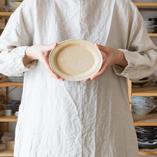 食卓を優しく彩ってくれる庄司千晶さんのマカロンのオーバルプレート