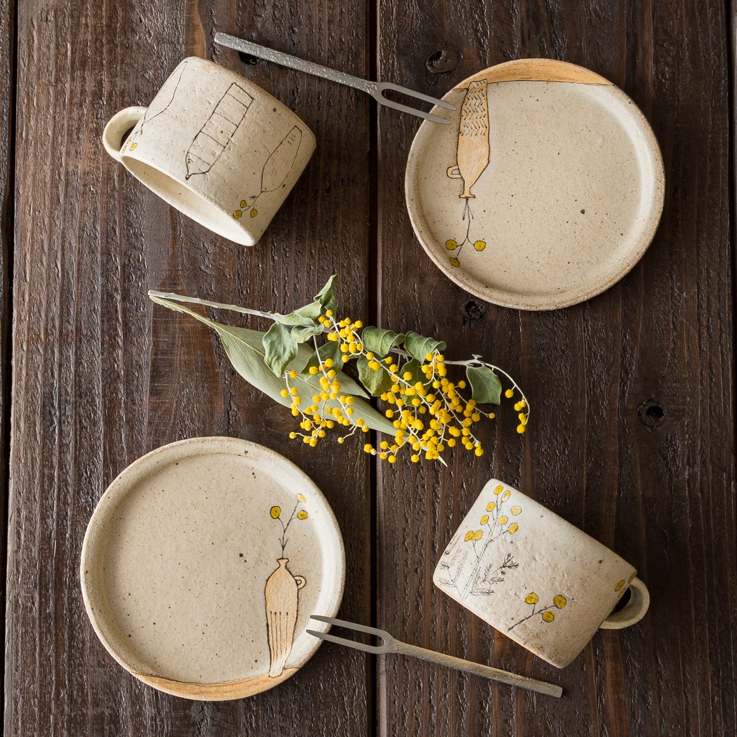 岡村朝子さんのミモザのマグと丸皿小