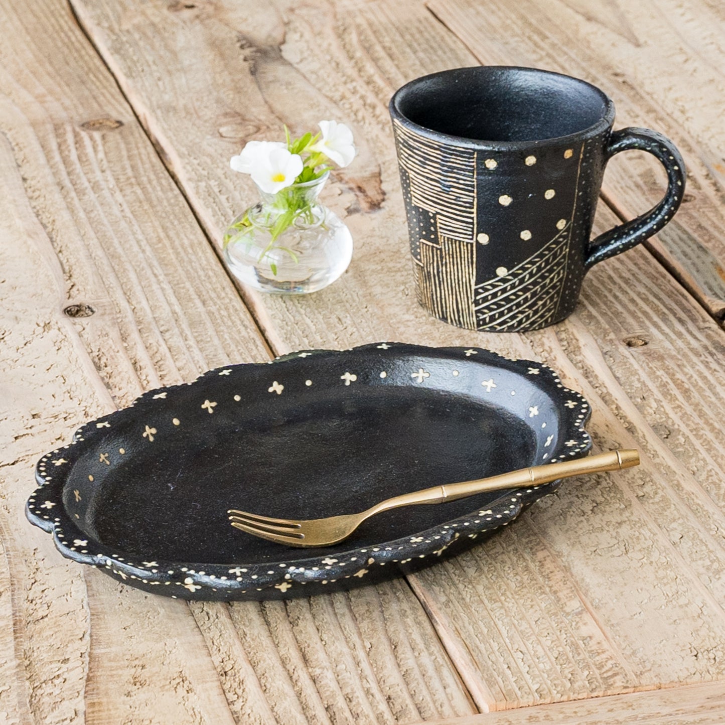 朝食やランチがもっと楽しくなる高須愛子さんのリム楕円平皿とマグ