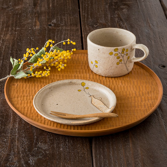 岡村朝子さんの丸皿小ミモザx花びんとマグ