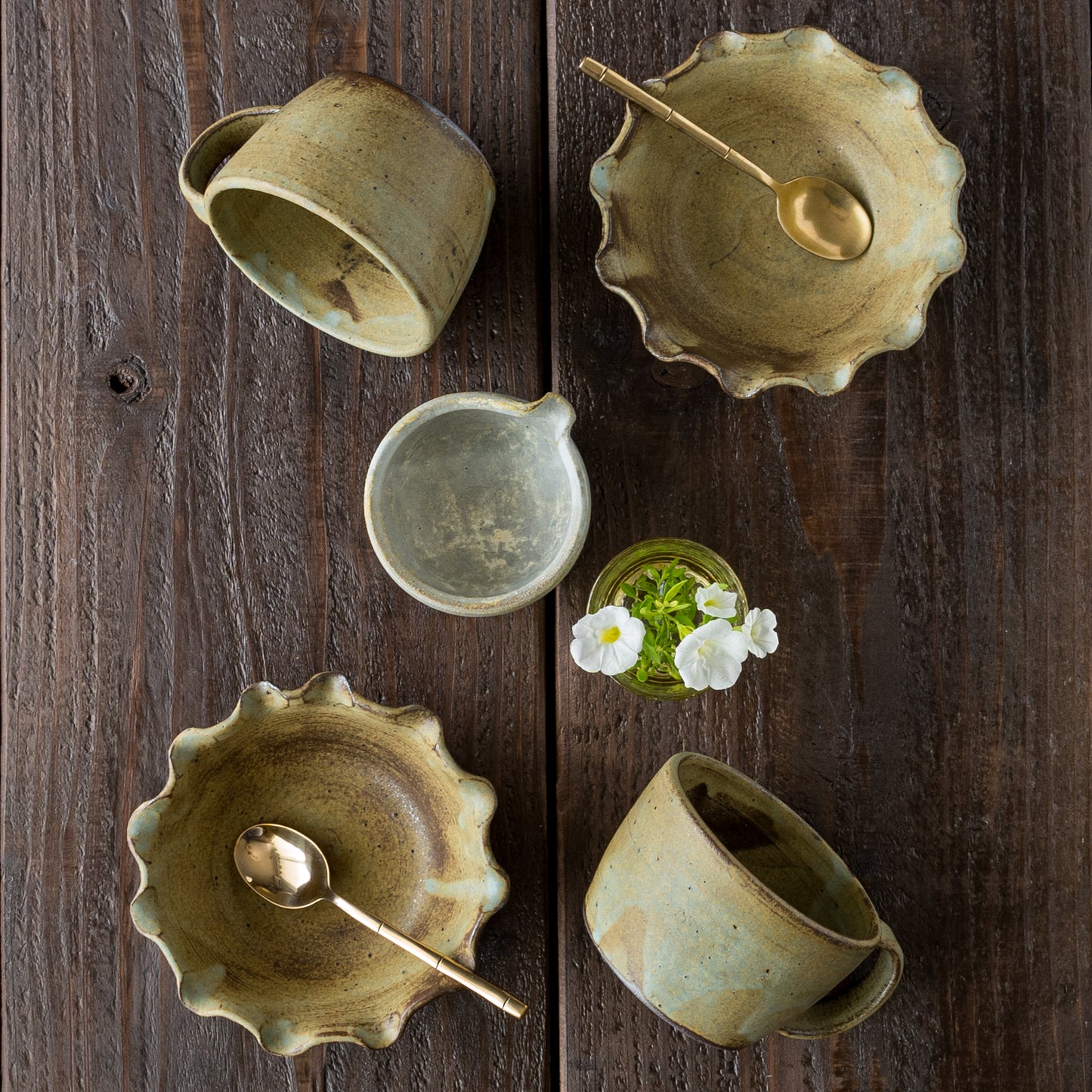 町田裕也さんのモスグリーンのなみなみ小鉢とマグ