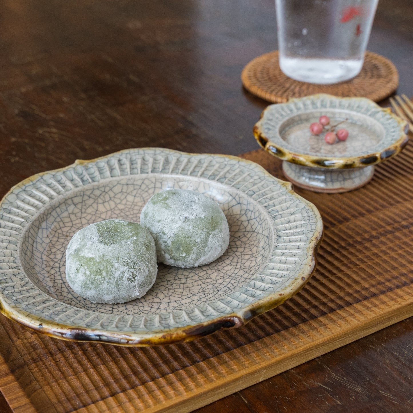 和菓子にぴったり合うはなクラフトさんの墨入貫入リム鎬輪花取り皿