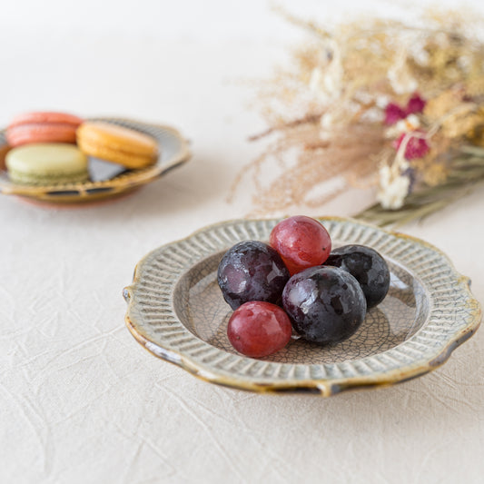 盛り付けたお料理が素敵に映えるはなクラフトさんの墨入貫入リム鎬輪花取り皿