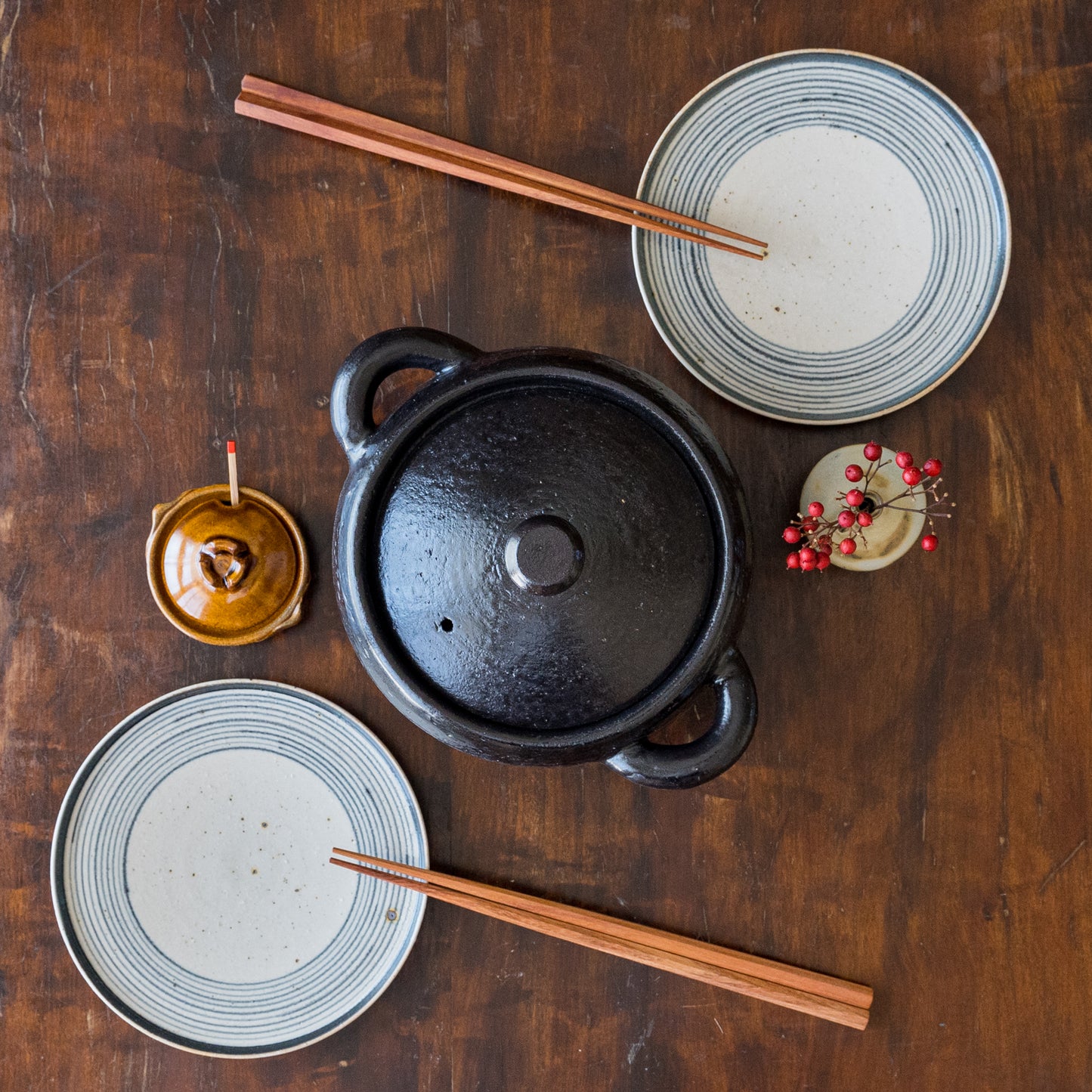 伊賀焼窯元長谷園の薬味入れちびどなべと土鍋黒丸