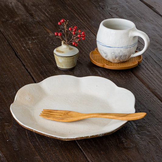 古谷製陶所の鉄散輪花皿中とゴス線エッグマグ