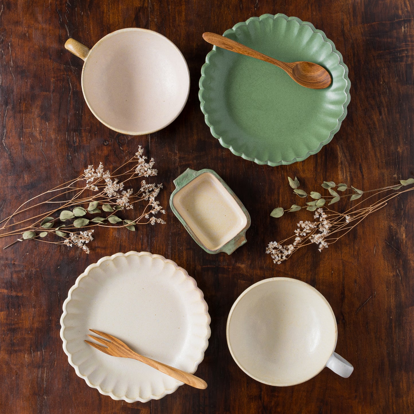 テーブルを素敵に彩ってくれるヤガミサヨさんのうつわ