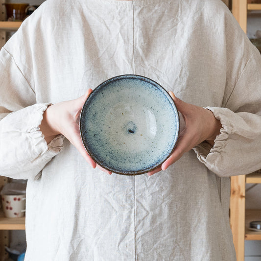 青白色が幻想的で美しい小代焼ふもと窯のどんぶり