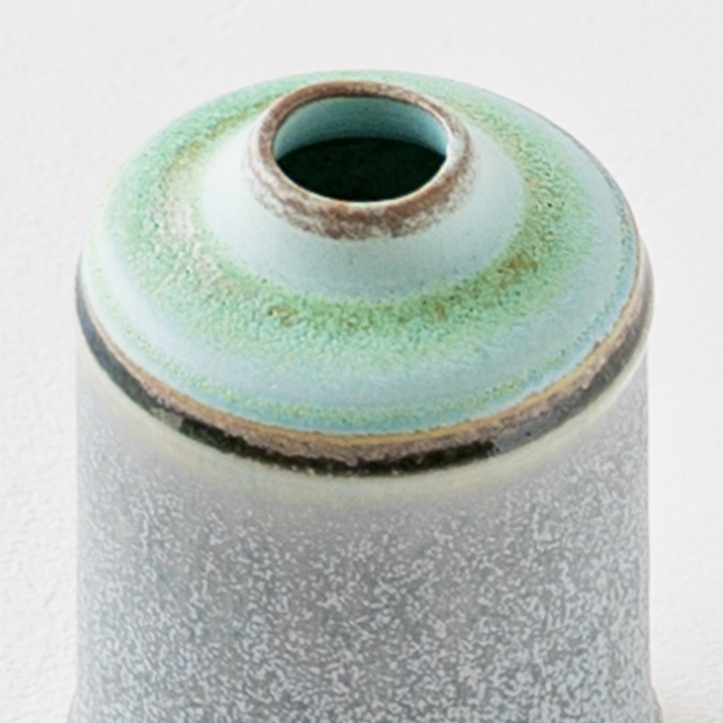 シャビーシックな風合いが上品で美しい田中志保さんの花器