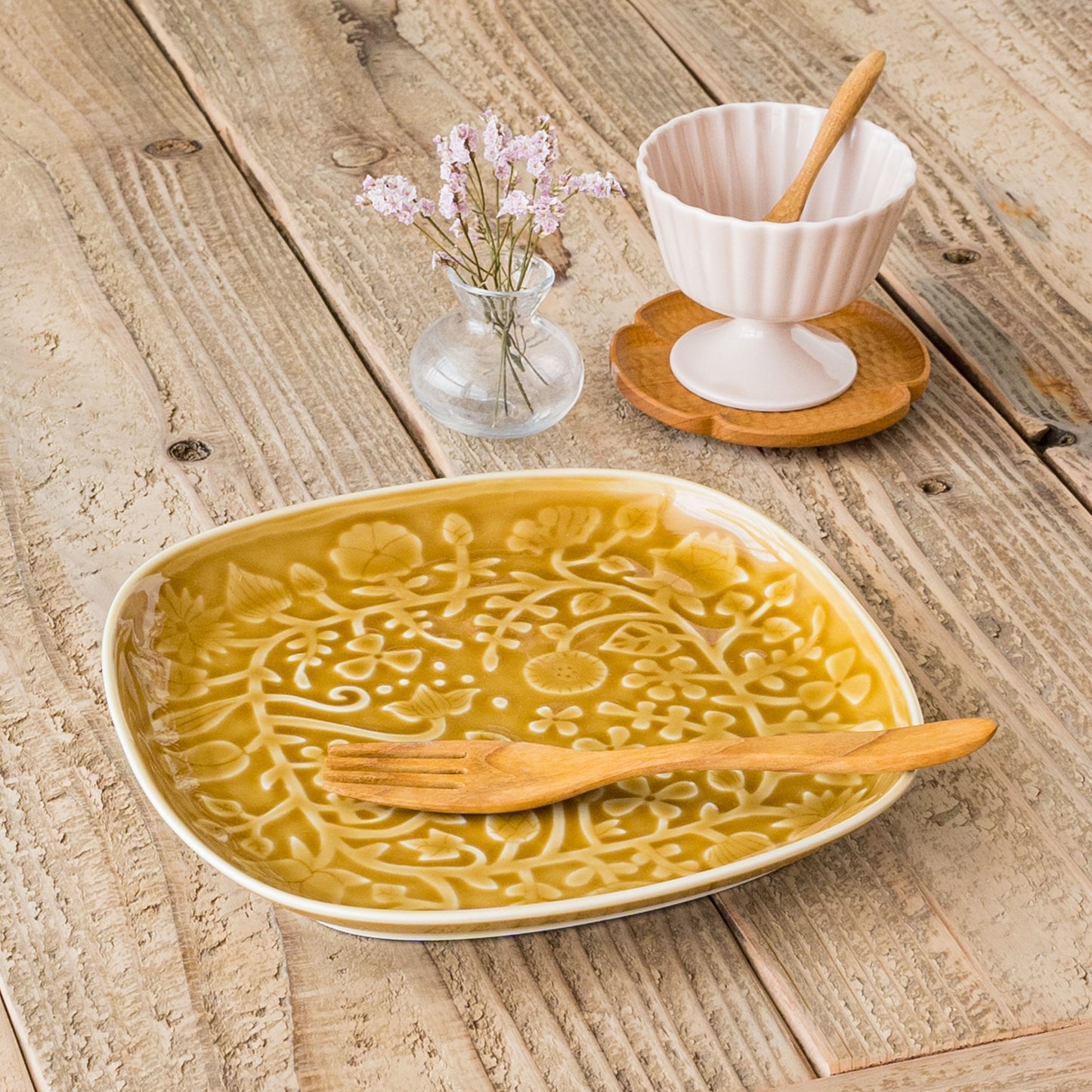 波佐見焼和山のレリーフフラワーパレードのプレート大とデザートカップ