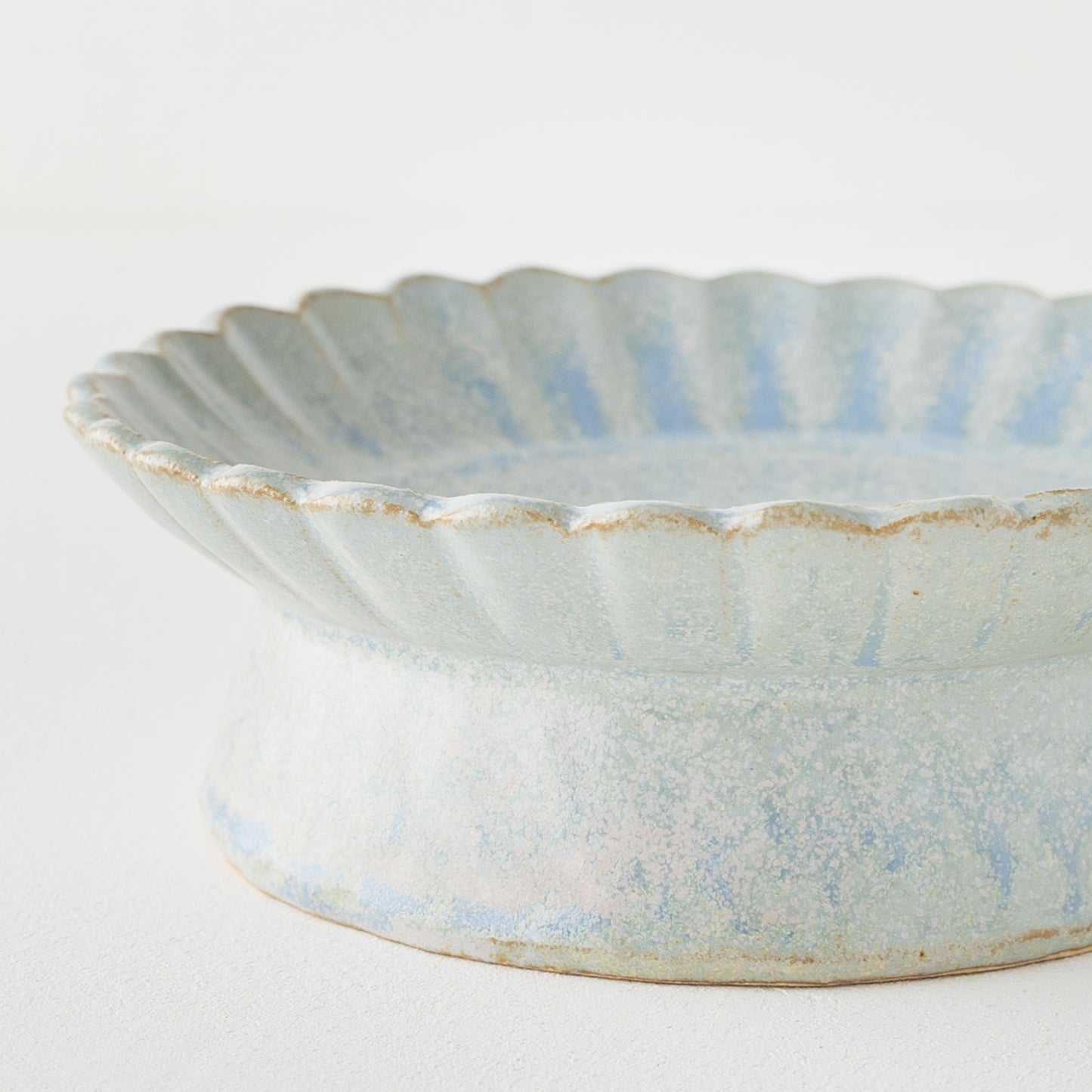 やわらかい色合いが素敵なヤガミサヨさんの高台皿