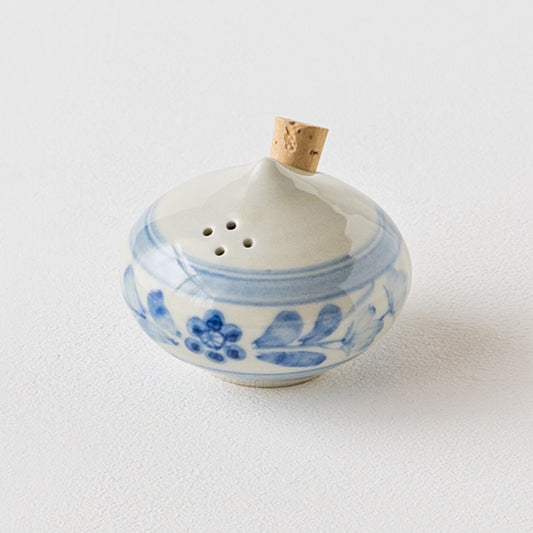 雫のようなフォルムが愛らしい田中志保さんの塩こしょう入れ