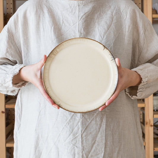 土ものの温もりを感じるヤガミサヨさんの7寸リムプレート