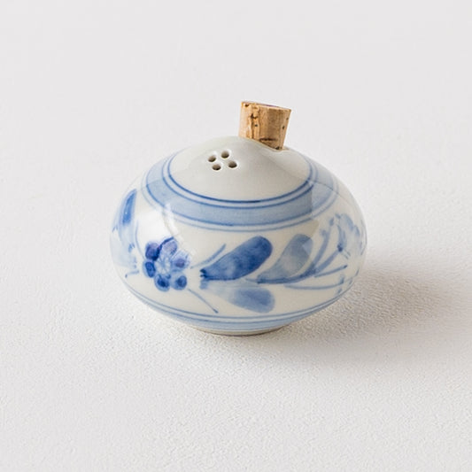 ころんとまあるいフォルムが愛らしい田中志保さんの塩コショウ入れ