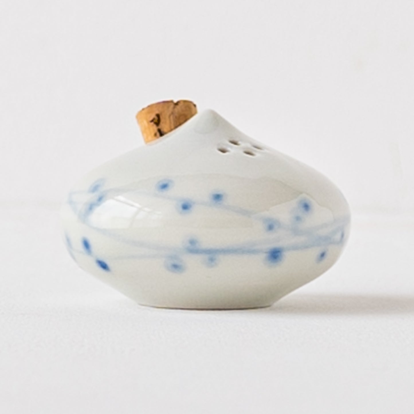 雫のようなフォルムが愛らしい田中志保さんの塩コショウ入れ