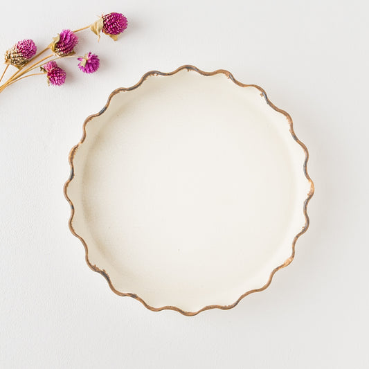 縁のアメ色となみなみがおしゃれな町田裕也さんの平皿