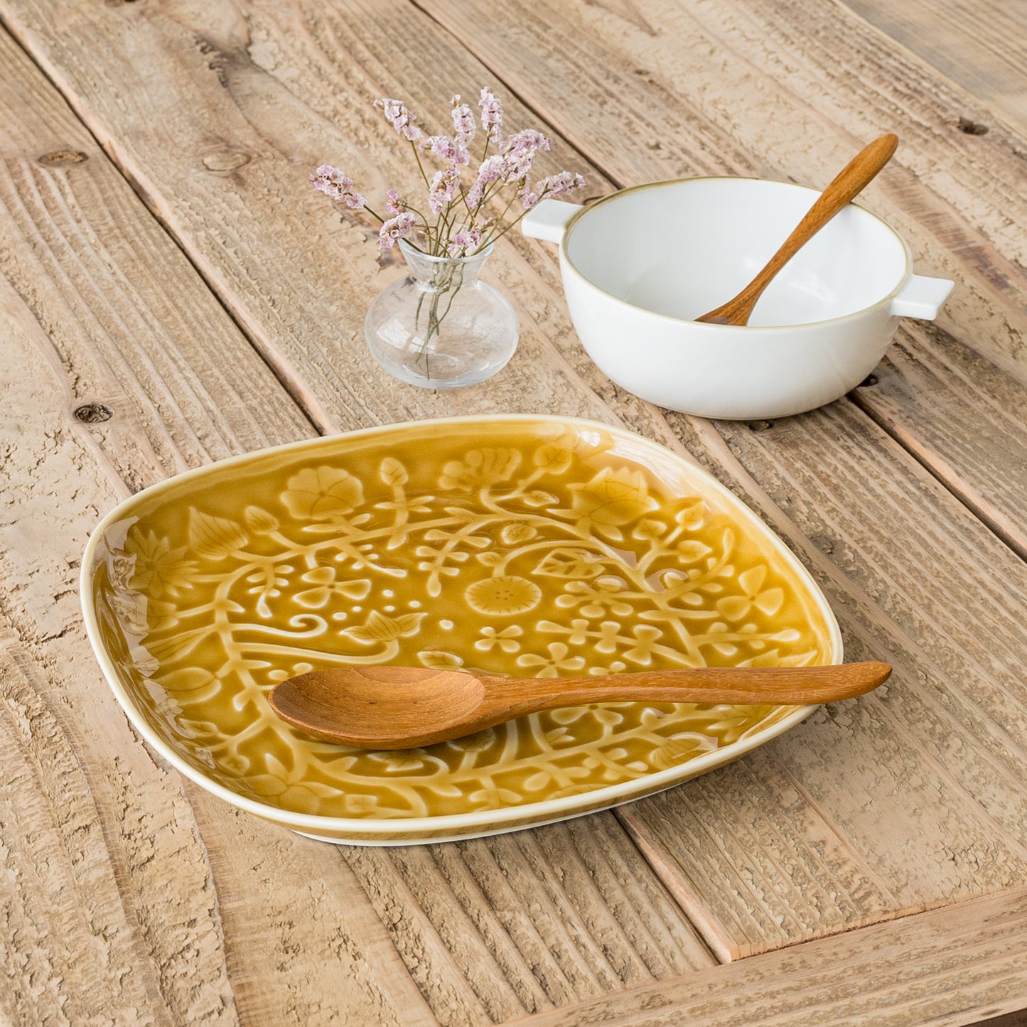 波佐見焼和山のグラタンボウルとレリーフフラワーパレードのプレート大