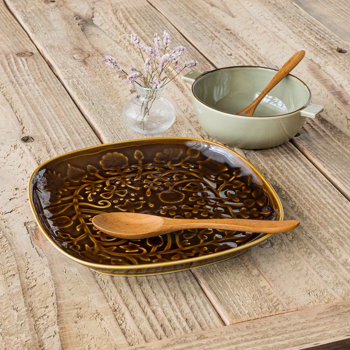 波佐見焼和山のグラタンボウルとレリーフフラワーパレードのプレート大