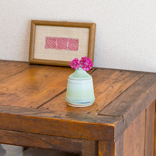 お部屋の優雅な雰囲気に包まれる田中志保さんの花器