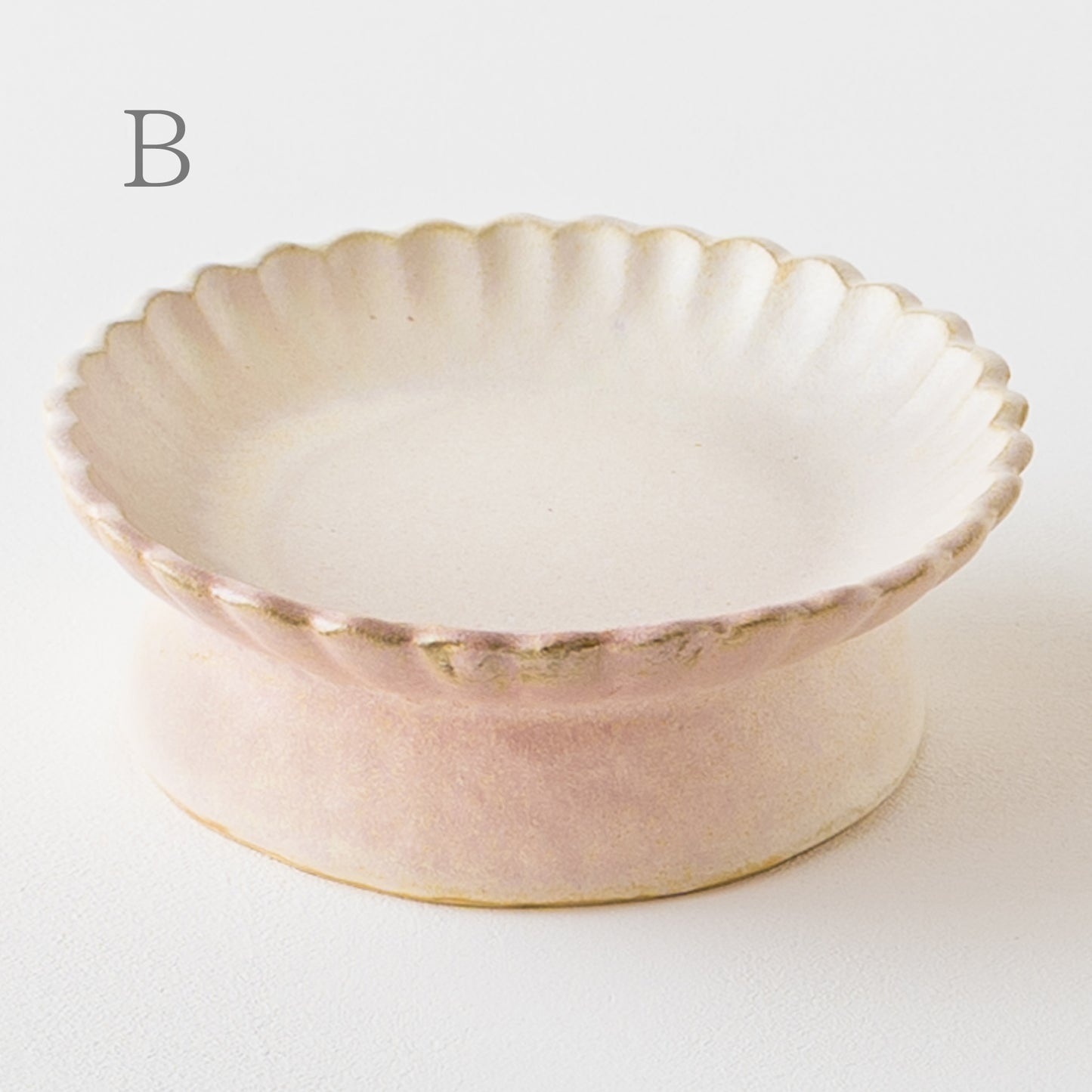 柔らかな乳白色が素敵なヤガミサヨさんの花紋高台皿