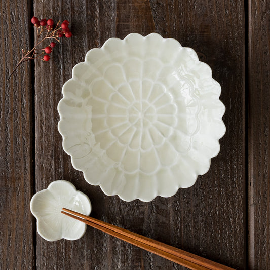 前田麻美さんの灰青釉の菊五寸鉢と芙蓉豆々皿