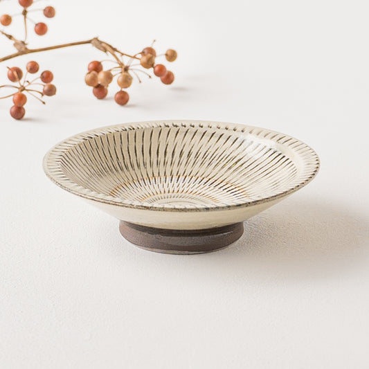 リズミカルに刻まれた飛び鉋が素敵な小鹿田焼坂本庸一窯の4寸皿