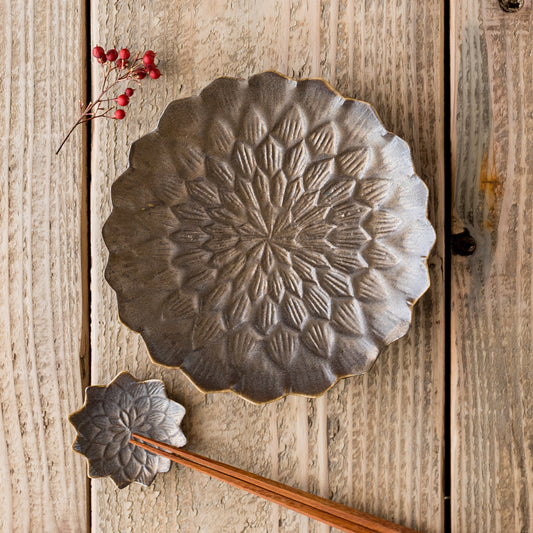 前田麻美さんのブロンズ釉のダリア六寸皿と豆々皿