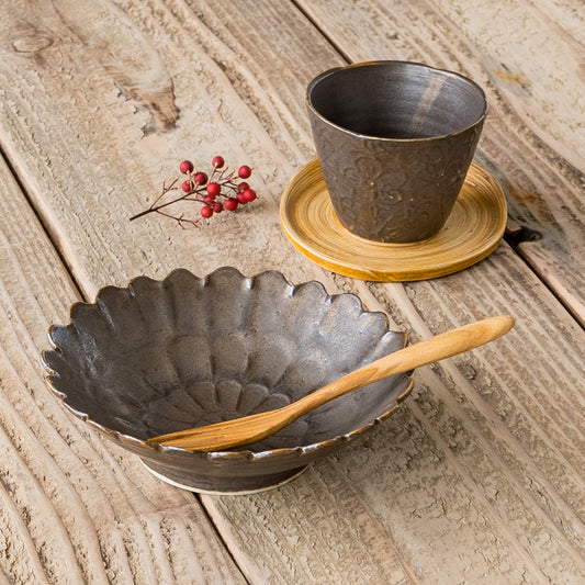 前田麻美さんのブロンズ釉の菊五寸鉢と花七宝蕎麦猪口