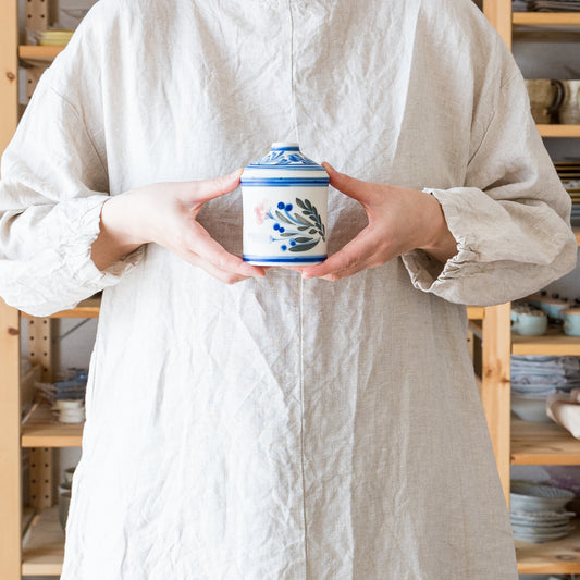 お部屋が明るく華やかになる田中志保さんの花模様の花器