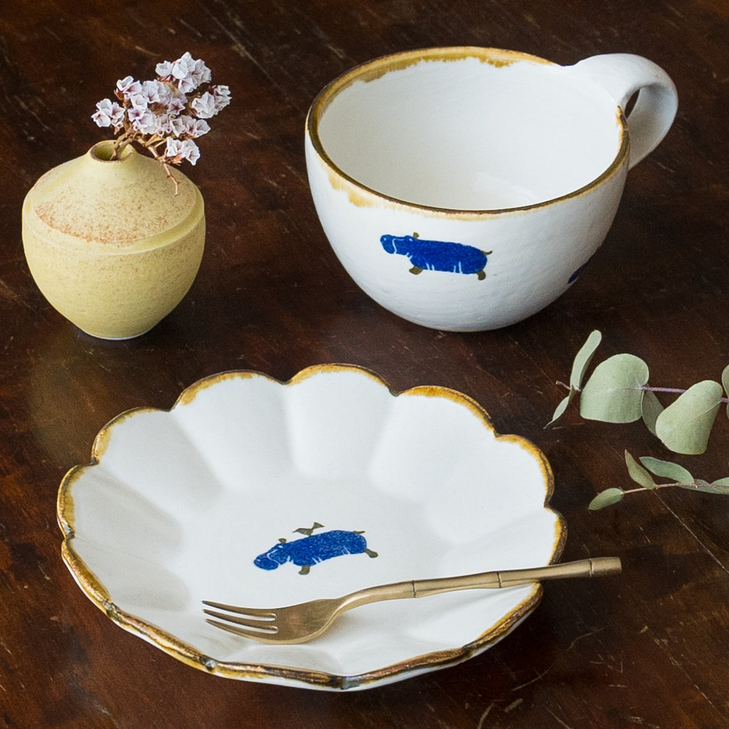 かわいいカバの絵柄に気持ちが安らぐ安見工房の和紙染めマグと輪花皿