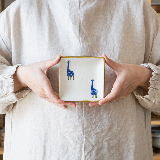 眺めているだけでほっこり気分になれる安見工房の和紙染めキリンの角小皿