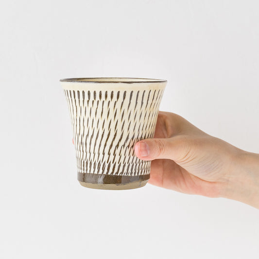 くすんだ白が味わい深い小鹿田焼坂本庸一窯の飛び鉋フリーカップ