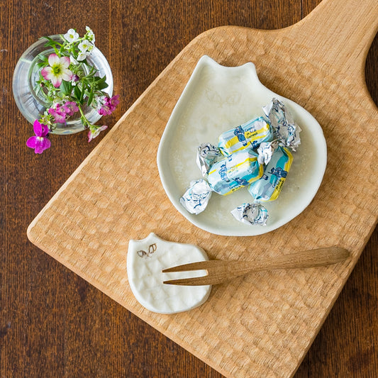 特別感のあるおやつ時間にしてくれる庄司千晶さんのねこのお皿と箸置き