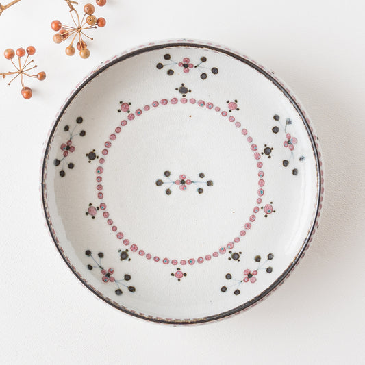 お料理を引き立ててくれる陶彩窯の小花文7寸深皿