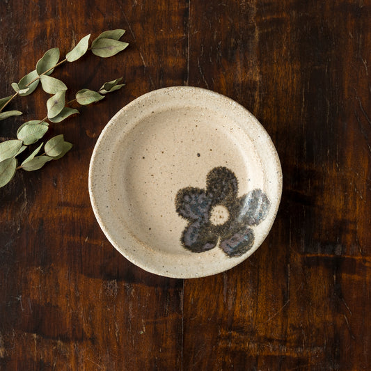 食卓を素敵に彩ってくれる岡村朝子さんのお花柄の小皿