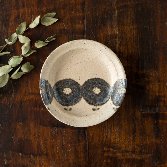 食卓を素敵に彩ってくれる岡村朝子さんのお花柄の小皿