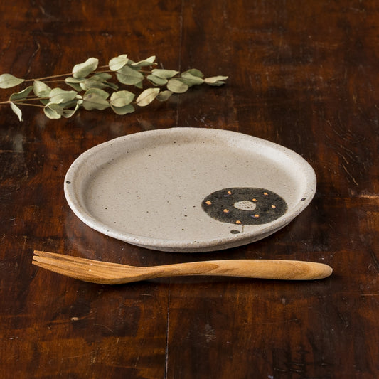 おやつタイムが待ち遠しくなる岡村朝子さんの丸皿