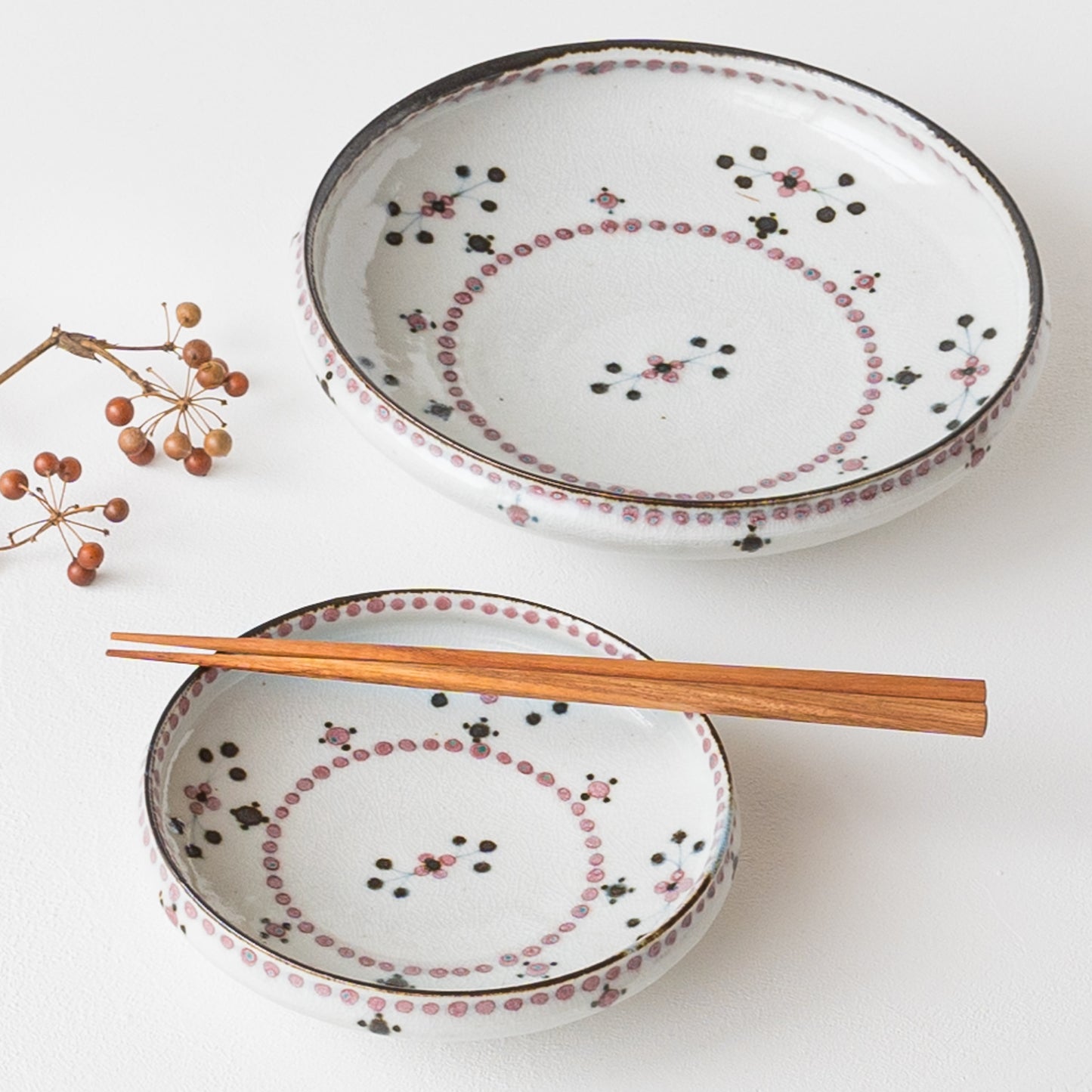 テーブルがおしゃれになる砥部焼陶彩窯の小花文の器